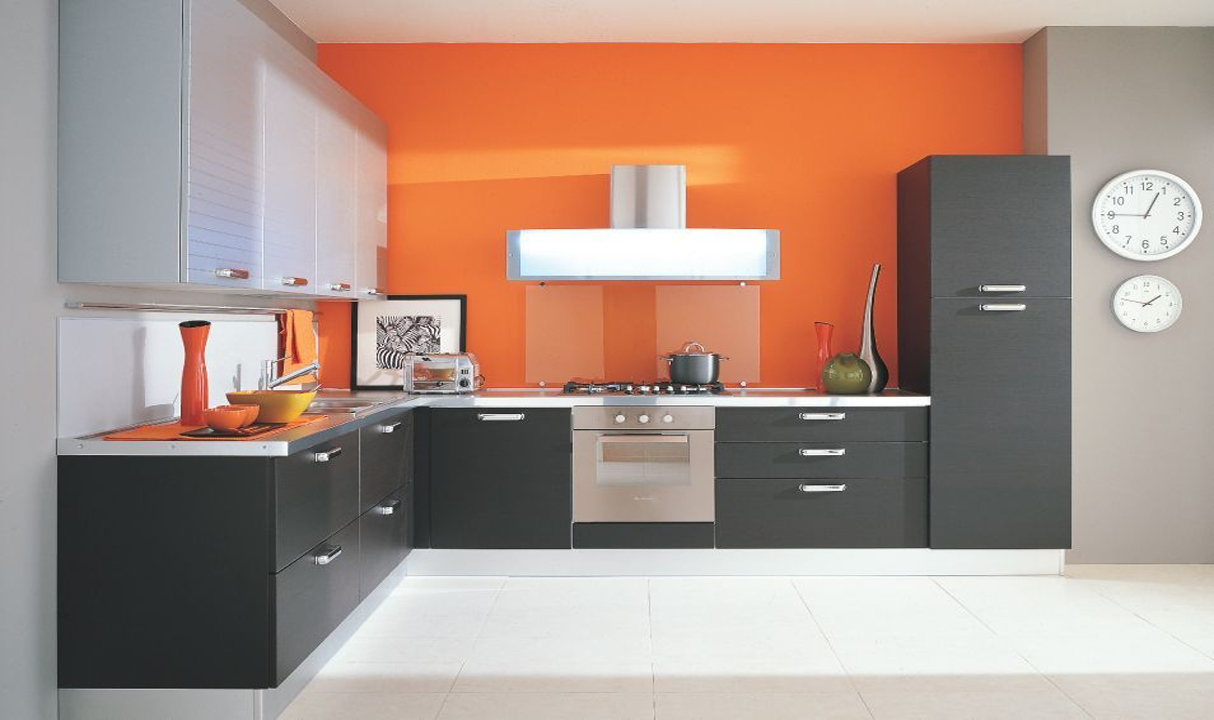 مدل کابینت آشپزخانه با کابینت تیره و دیوار نارنجی