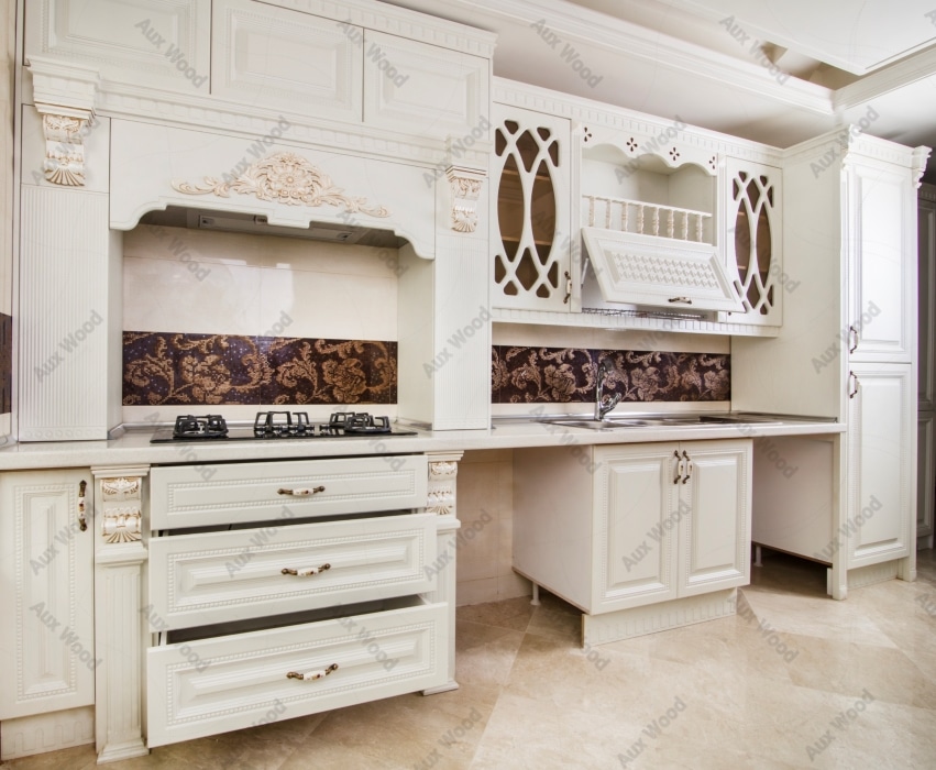 کنتراست رنگ سفید کابینت آشپزخانه انزو با رنگ قهوه ای دیوار