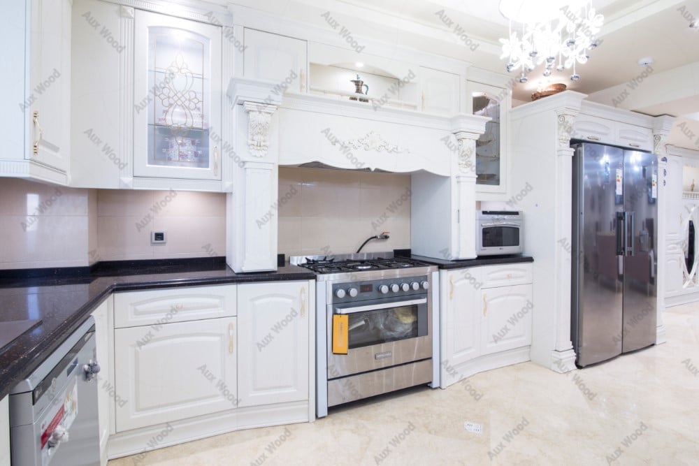 آشپزخانه سفید با کف سنگ