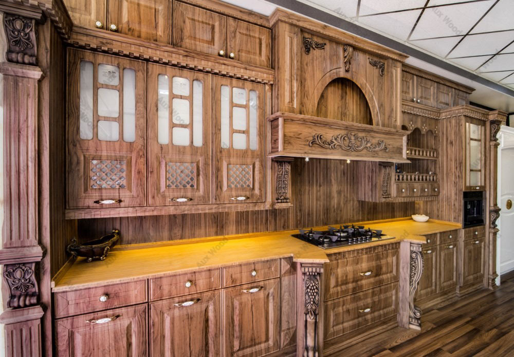 کابینت آشپزخانه تمام چوب کلاسیک در فضای بزرگ