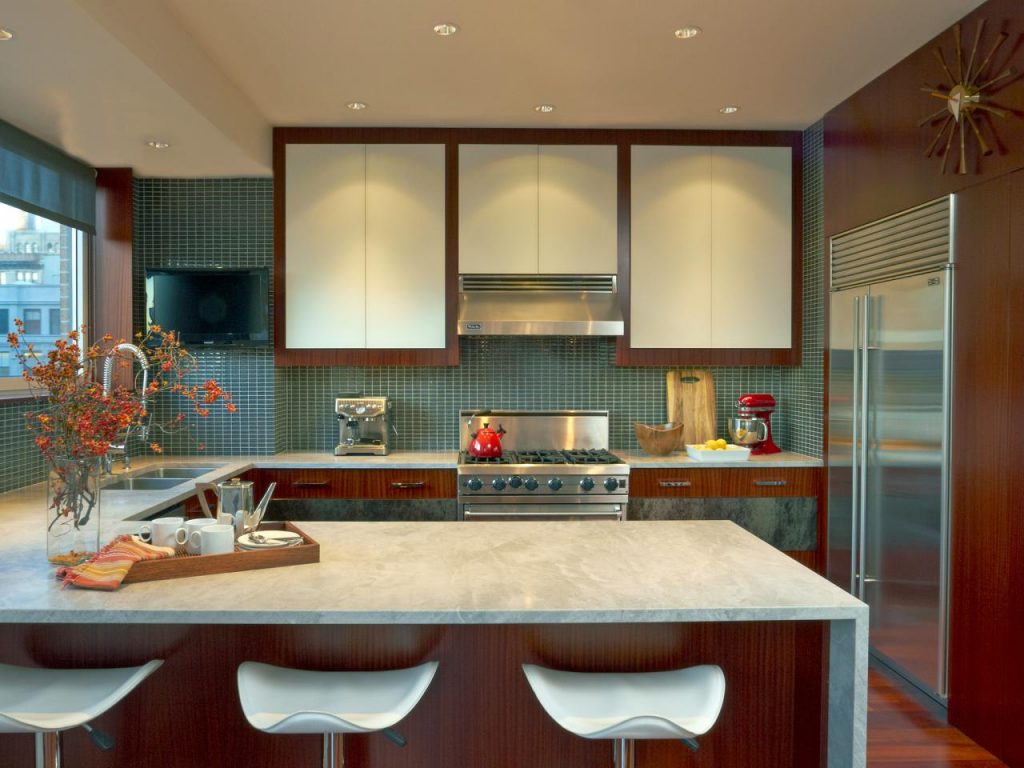 برداشتن رومیزی ها  یکی دیگر از روش ها برای طراحی مفید در آشپزخانه و مرتب بودن