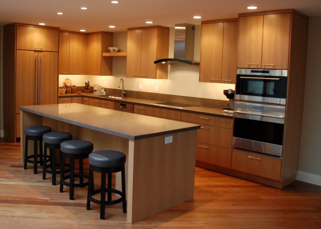 رنگ کابینت آشپزخانه کوچک با طرح چوب