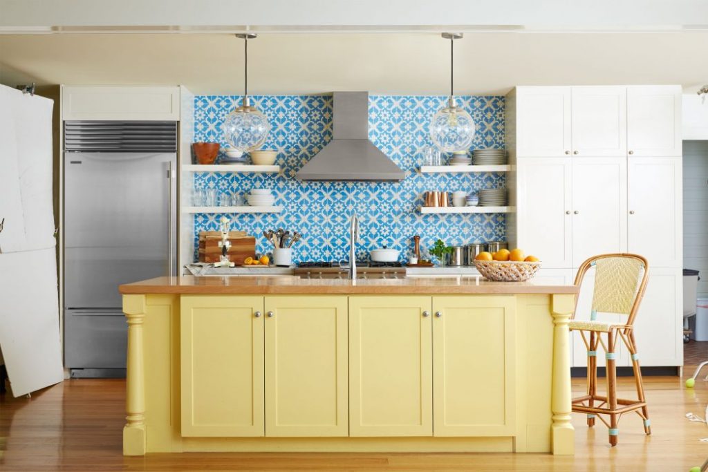ترکیب رنگ کابینت آشپزخانه کوچک با رنگهای گرم زوشن و رنگهای خنثی