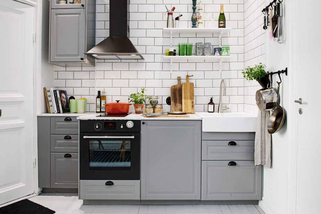 ترکیب رنگ کابینت آشپزخانه کوچک با طوسی و سفید