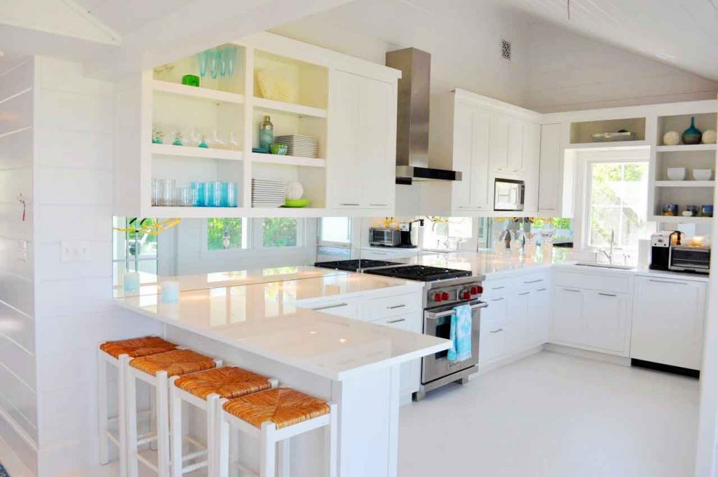 کابینت آشپزخانه U شکل سفید با نور طبیعی