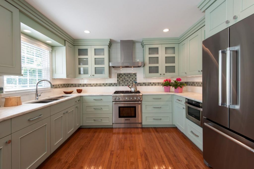 کابینت آشپزخانه U شکل با رنگ روشن مدل 2019