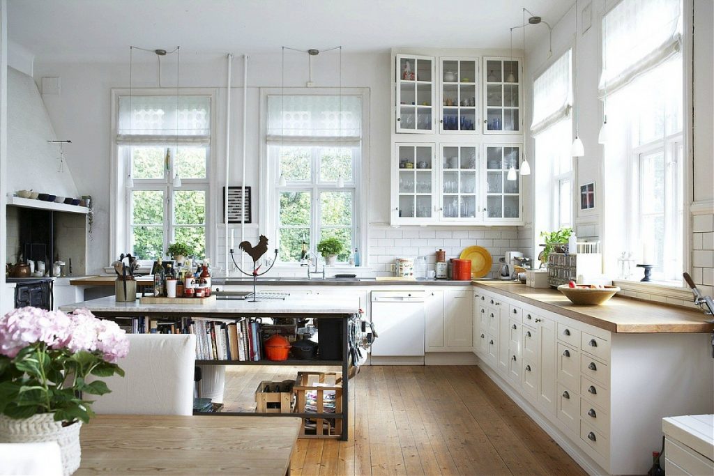 دکوراسیون آشپزخانه های جدید با کابینت های در شیشه ای