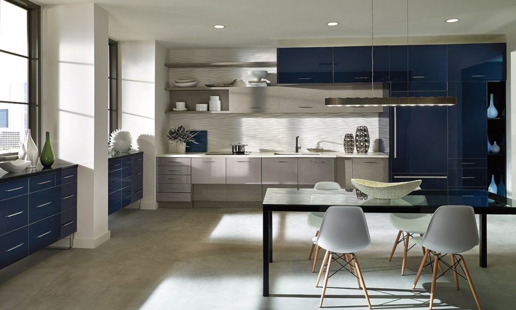 آشپزخانه مدرن با کابینت سرمه ای و سفید