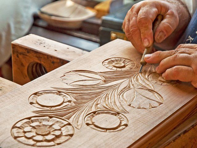 طرح گل در حال اجرا با منبت کاری روی چوب