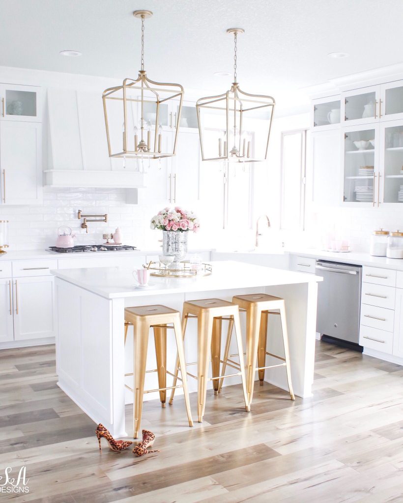 کابینت سفید طلایی هایگلاس آشپزخانه کوچک