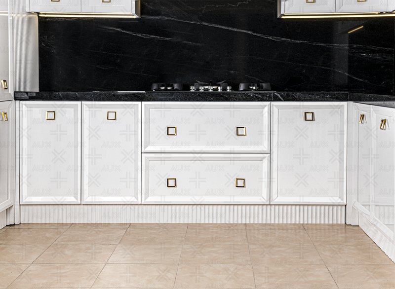 آشپزخانه‌ای با کابینت نئوکلاسیک سفید