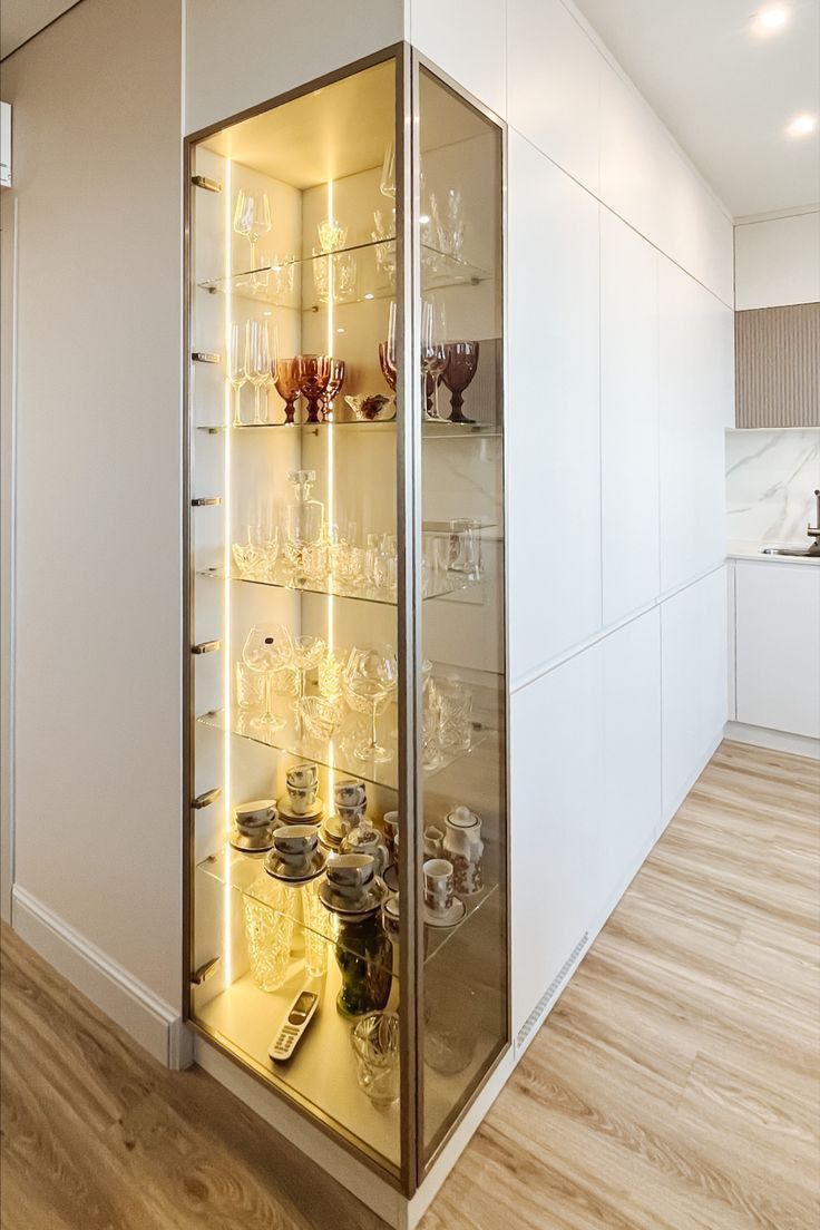 بوفه کابینت با چیدمان ظروف