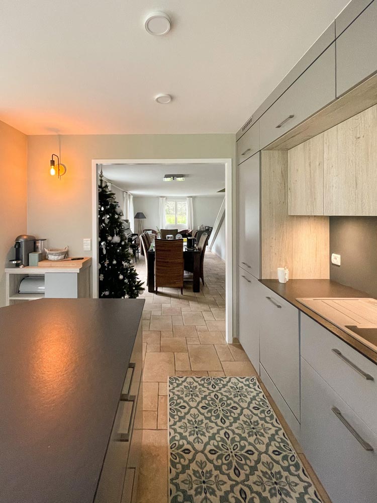 در این عکس نمونه یک آشپزخانه نئوکلاسیک با کابینت‌های تمام چوب را مشاهده می‌کنید.
