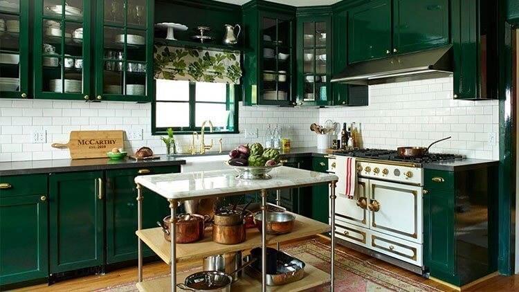 کابینت آشپزخانه سبز با دیوار سفید و خارجی