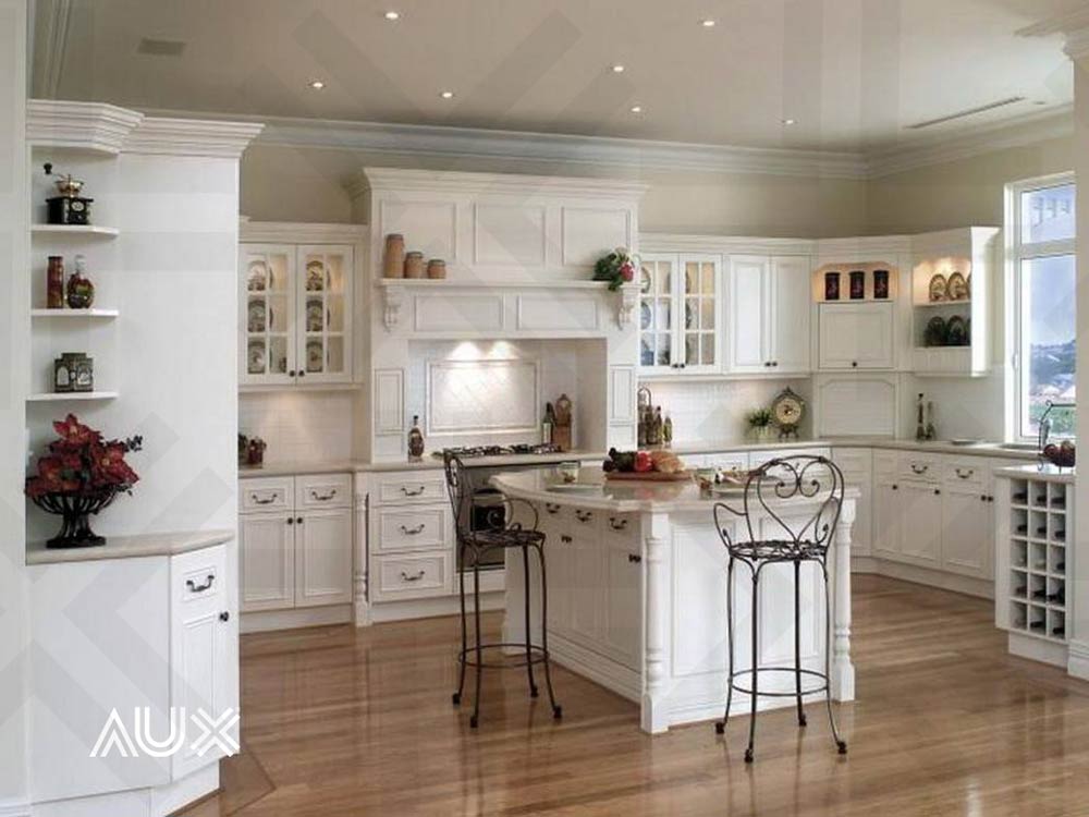 آشپزخانه با کابینت سفید 