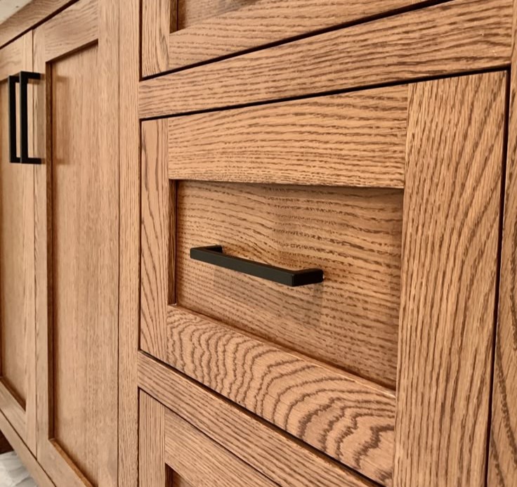 کابینت چوبی روشن از نمای نزدیک