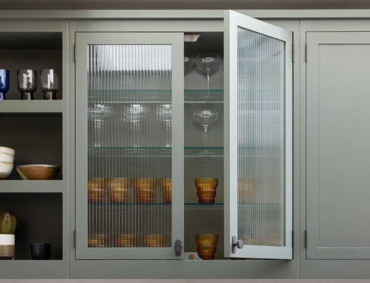 کابینت لمی گلاس طوسی با درب باز