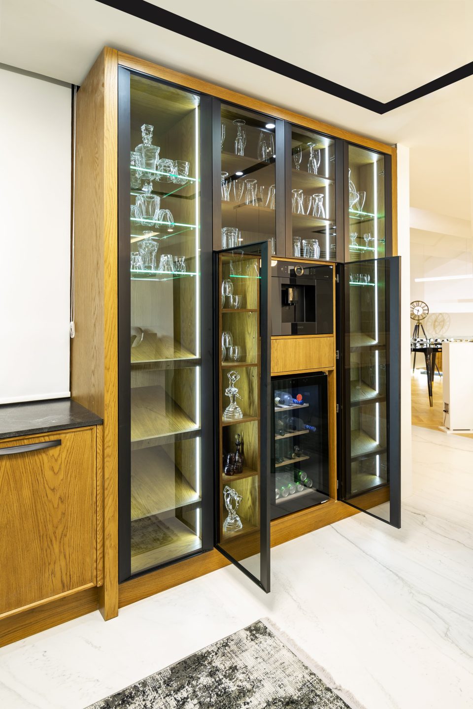 کابنیت شیشه ای ساخته شده توسط تیم آکس چوب