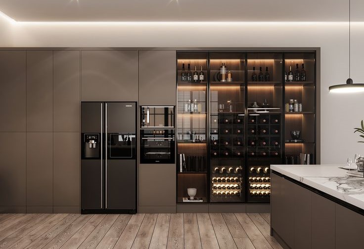 آشپزخانه‌ای با کابینت‌های شیشه‌ای و فضای ذخیره‌سازی مرتب برای بطری‌ها و لوازم خانگی