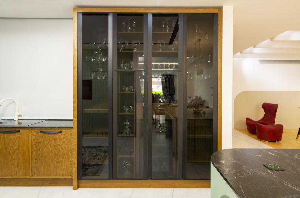 کابنیت شیشه ای ساخته شده توسط تیم آکس چوب