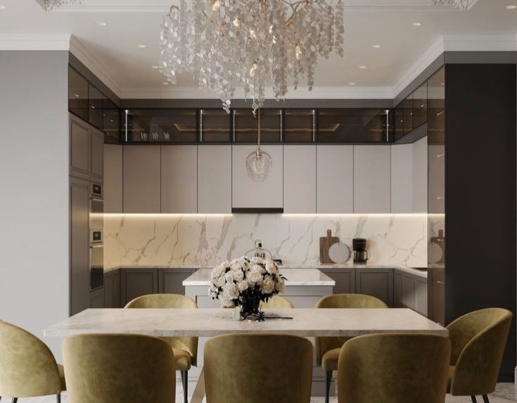 فضای آشپزخانه با جزیره بزرگ، کابینت‌های شیشه‌ای و طراحی روشن و شیک.