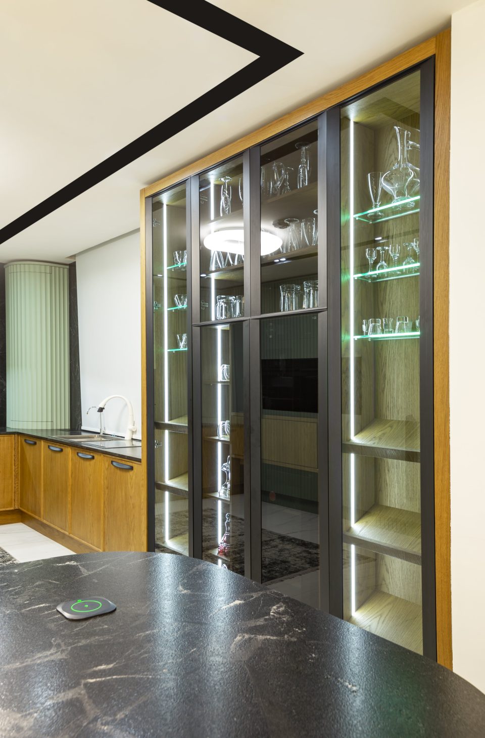 کابنیت شیشه ای ساخته شده توسط تیم آکس چوب