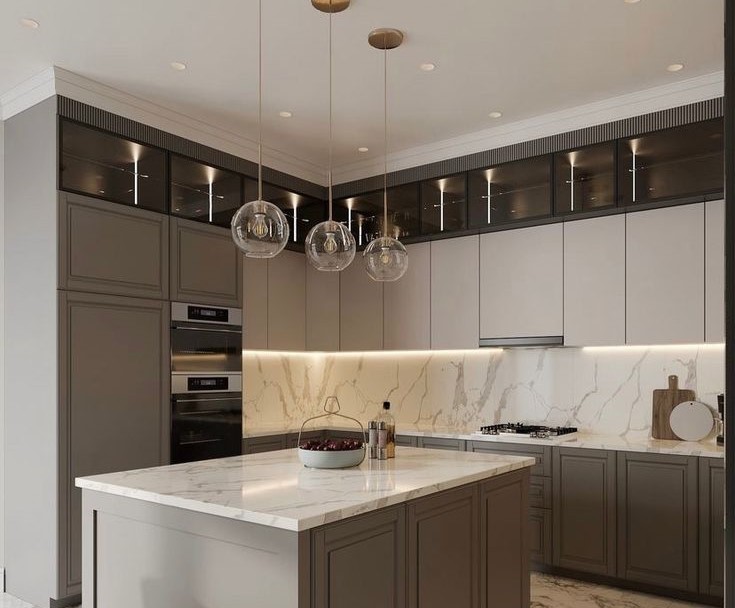 کابینت‌های شیشه‌ای با فضای ذخیره‌سازی لوازم آشپزخانه و روشنایی ملایم برای جلوه بیشتر.