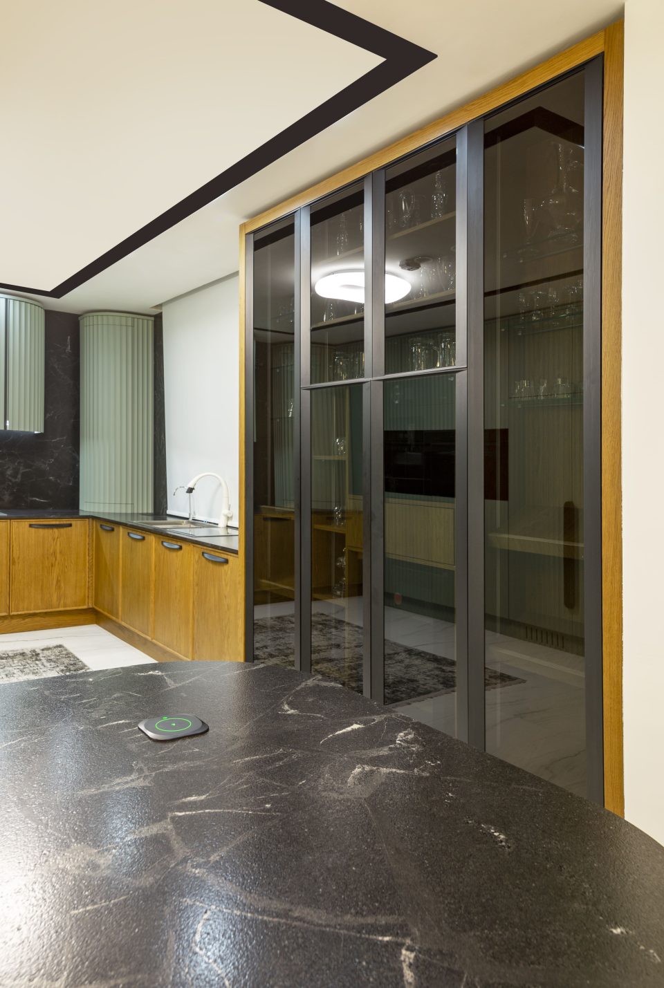 کابنیت شیشه ای ساخته شده توسط تیم آکس چوب