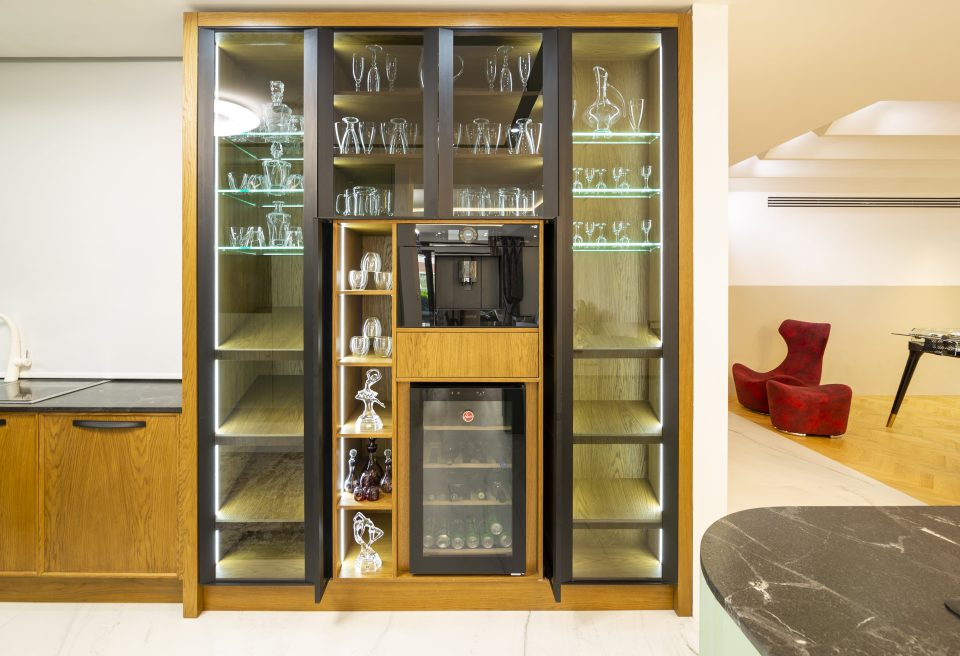 کابنیت شیشه ای ساخته شده توسط تیم آکس چوب