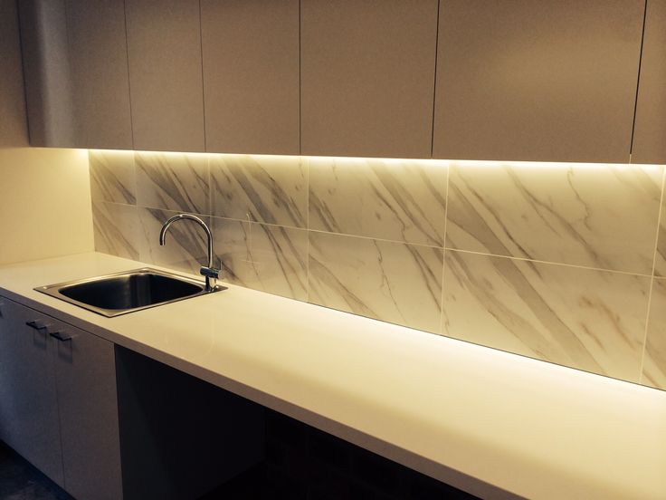 نور مخفی بالای کانتر کابینت اشپزخانه