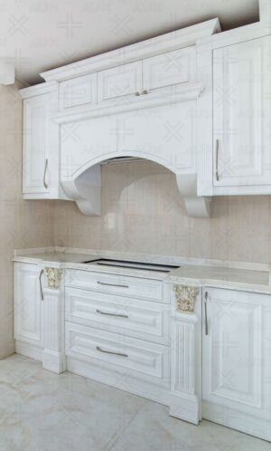 کابینت آشپزخانه سفید کلاسیک با هود قوسی و طراحی متقارن