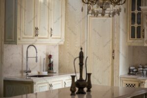 دکوراسیون آشپزخانه با کابینت کلاسیک و ویترین شیشه‌ای