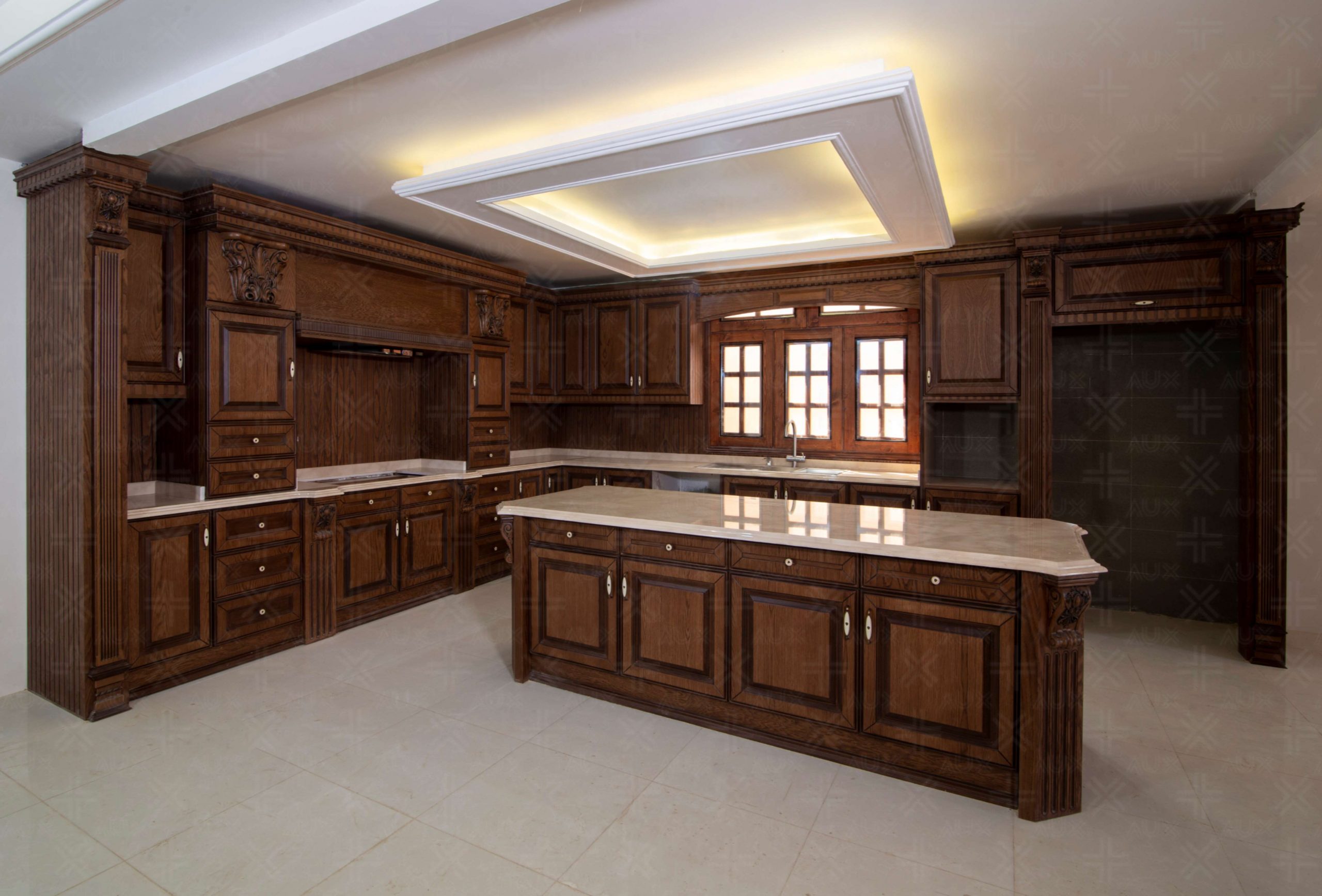 کابینت کلاسیک قهوه‌ای در آشپزخانه با جزیره مرکزی و طراحی متقارن