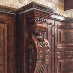 پایه منبت‌کاری‌شده چوبی در کابینت کلاسیک با جزئیات برجسته