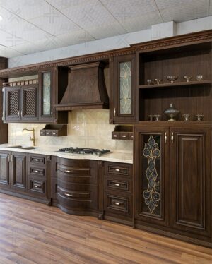 طراحی آشپزخانه با کابینت چوبی تیره، هود چوبی و صفحه سفی