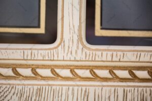 طراحی کابینت کلاسیک با جزئیات منبت‌کاری شده