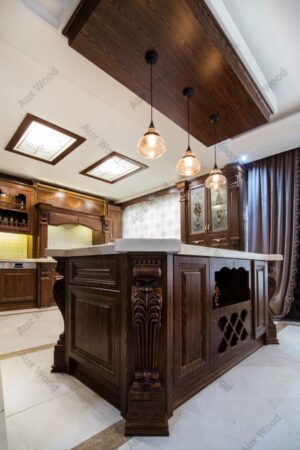 طراحی کابینت کلاسیک با جزیره مرکزی و نقوش منبت