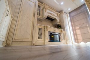 اشپزخانه با کابینت کلاسیک و جزئیات منبت‌کاری شده