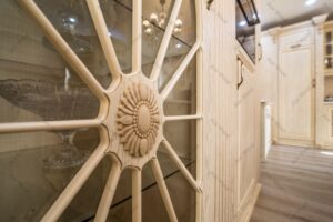 طراحی کابینت کلاسیک با جزئیات منبت‌کاری شده