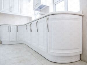 کابینت آشپزخانه سفید کلاسیک با هود قوسی و طراحی متقارن