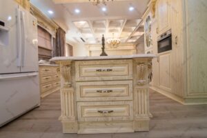 طراحی کابینت کلاسیک با جزئیات منبت‌کاری شده