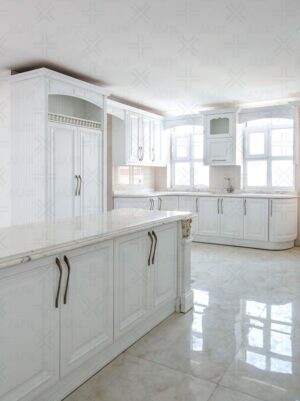 طراحی آشپزخانه با کابینت سفید، نور طبیعی و پنجره‌های بزرگ