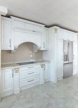 کابینت آشپزخانه سفید کلاسیک با هود قوسی و طراحی متقارن