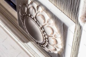 طراحی کابینت کلاسیک با جزئیات منبت‌کاری شده