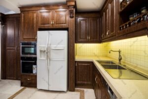 کابینت چوبی کلاسیک با ستون‌های تزئینی و نورپردازی سقفی