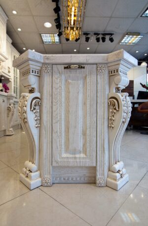 کابینت کلاسیک سفید با جریره مرکزی با ستون های شیک