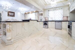 کابینت کلاسیک با درب برجسته و رنگ روشن