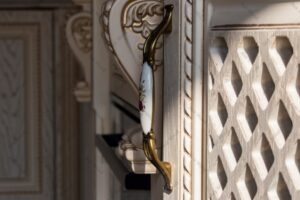 کابینت کلاسیک با جزئیات منبت‌کاری شده