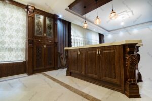 طراحی کابینت کلاسیک با جزیره مرکزی و نقوش منبت