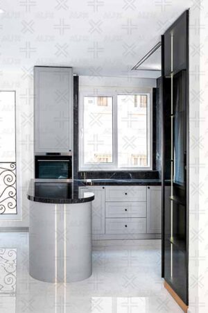 نمای داخلی آشپزخانه با جزیره انحنادار و پنل‌های براق